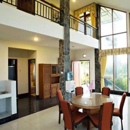 Villa Istana Bunga Lembang Exterior photo