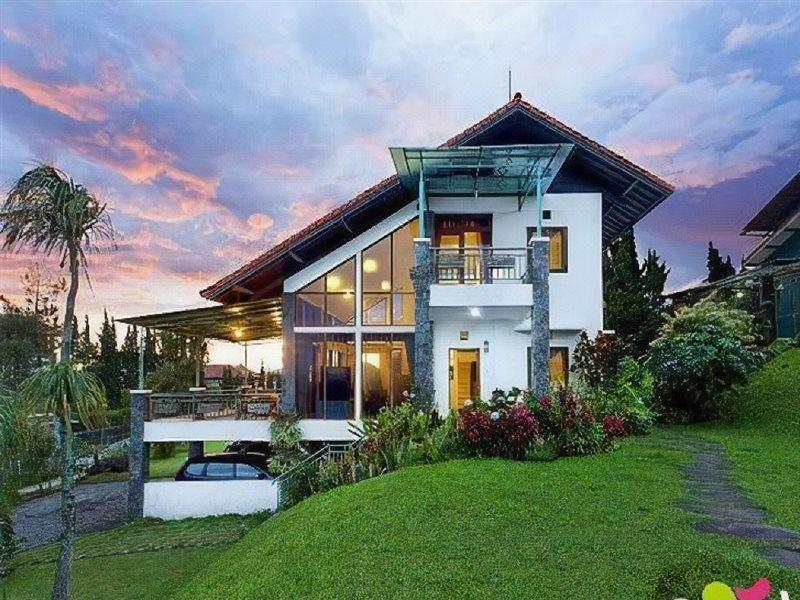 Villa Istana Bunga Lembang Exterior photo