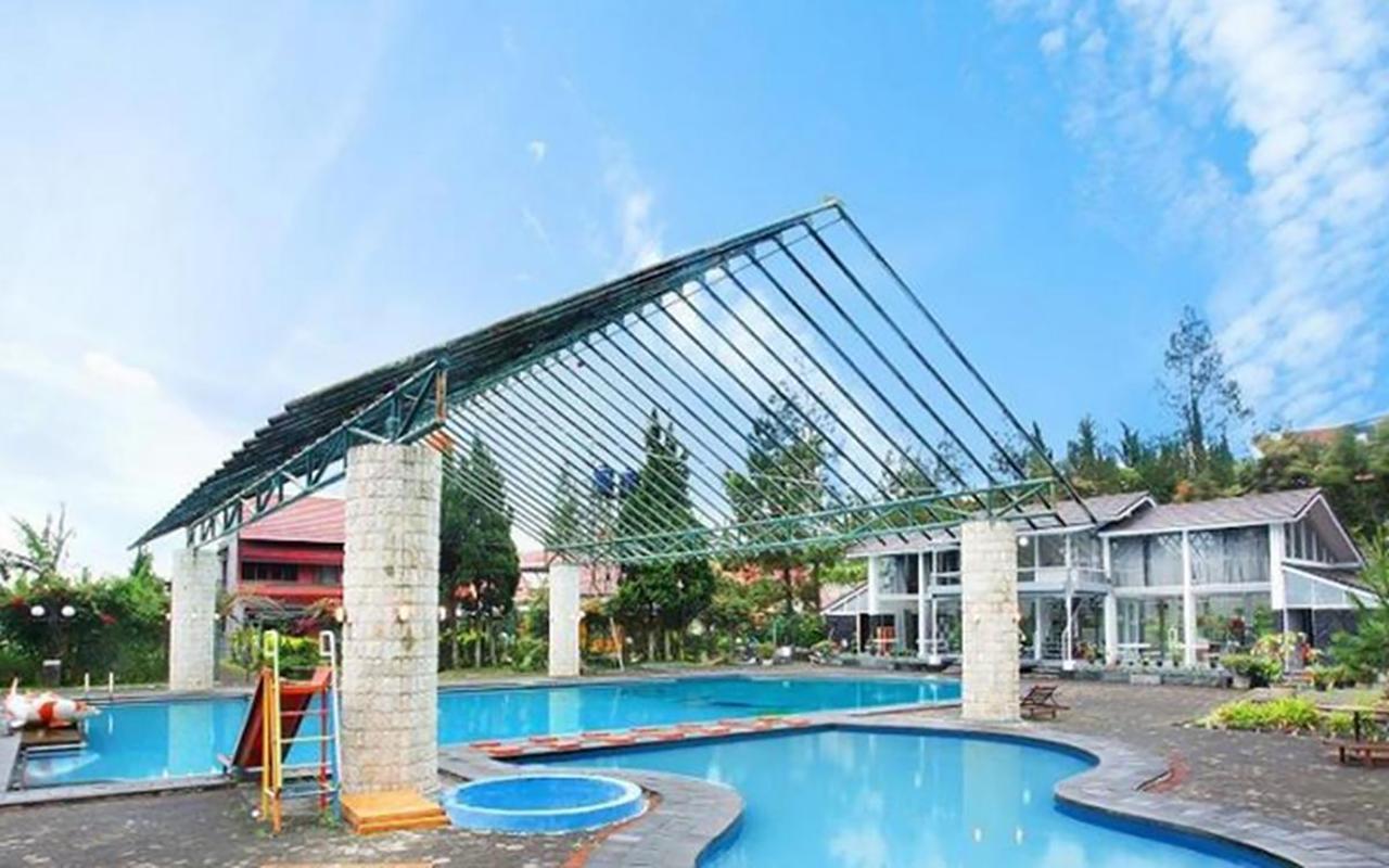 Villa Istana Bunga Lembang Exterior photo