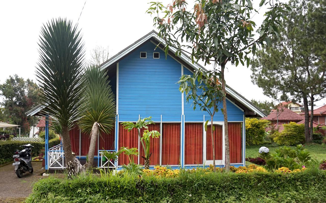 Villa Istana Bunga Lembang Exterior photo