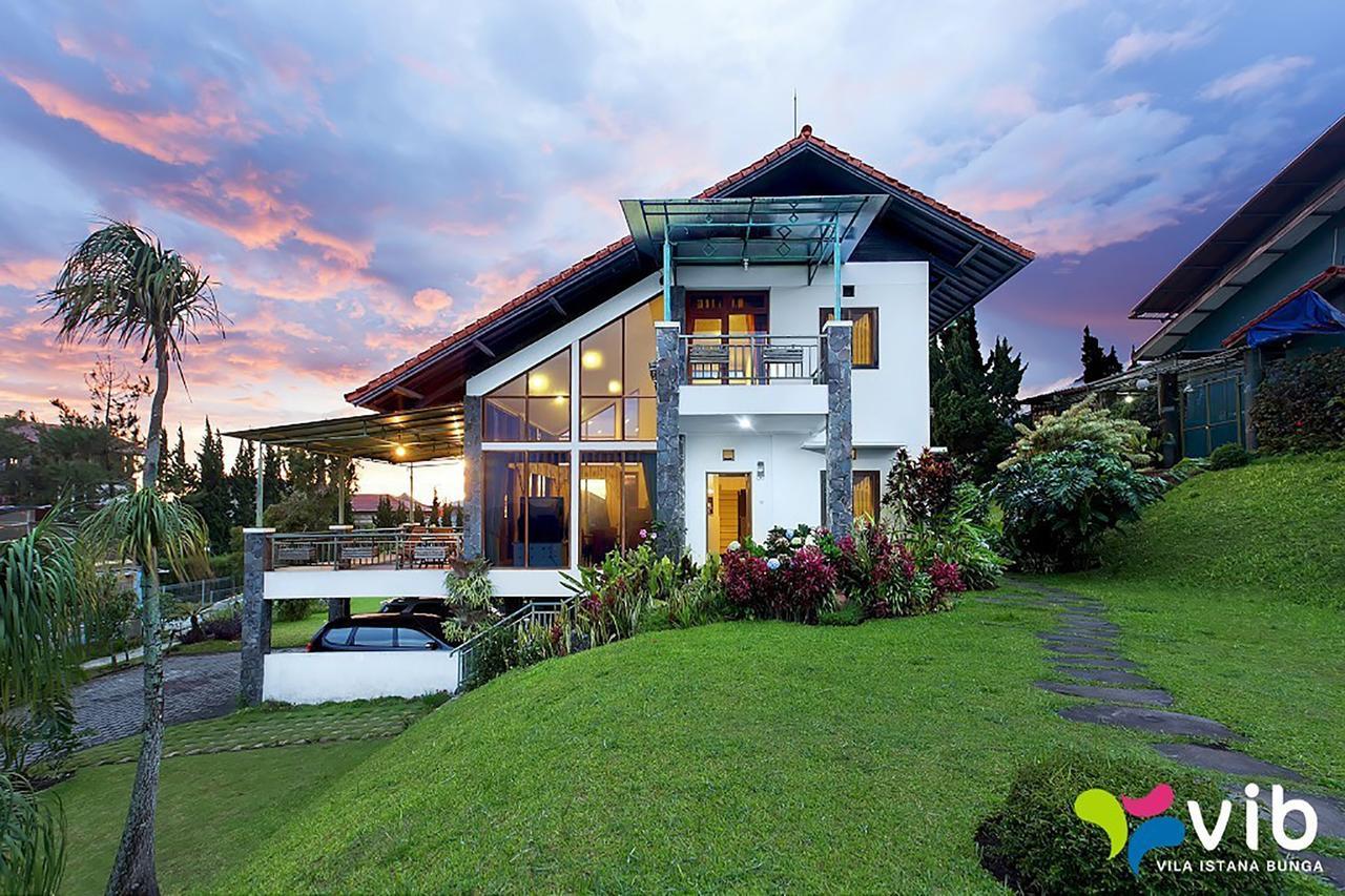 Villa Istana Bunga Lembang Exterior photo