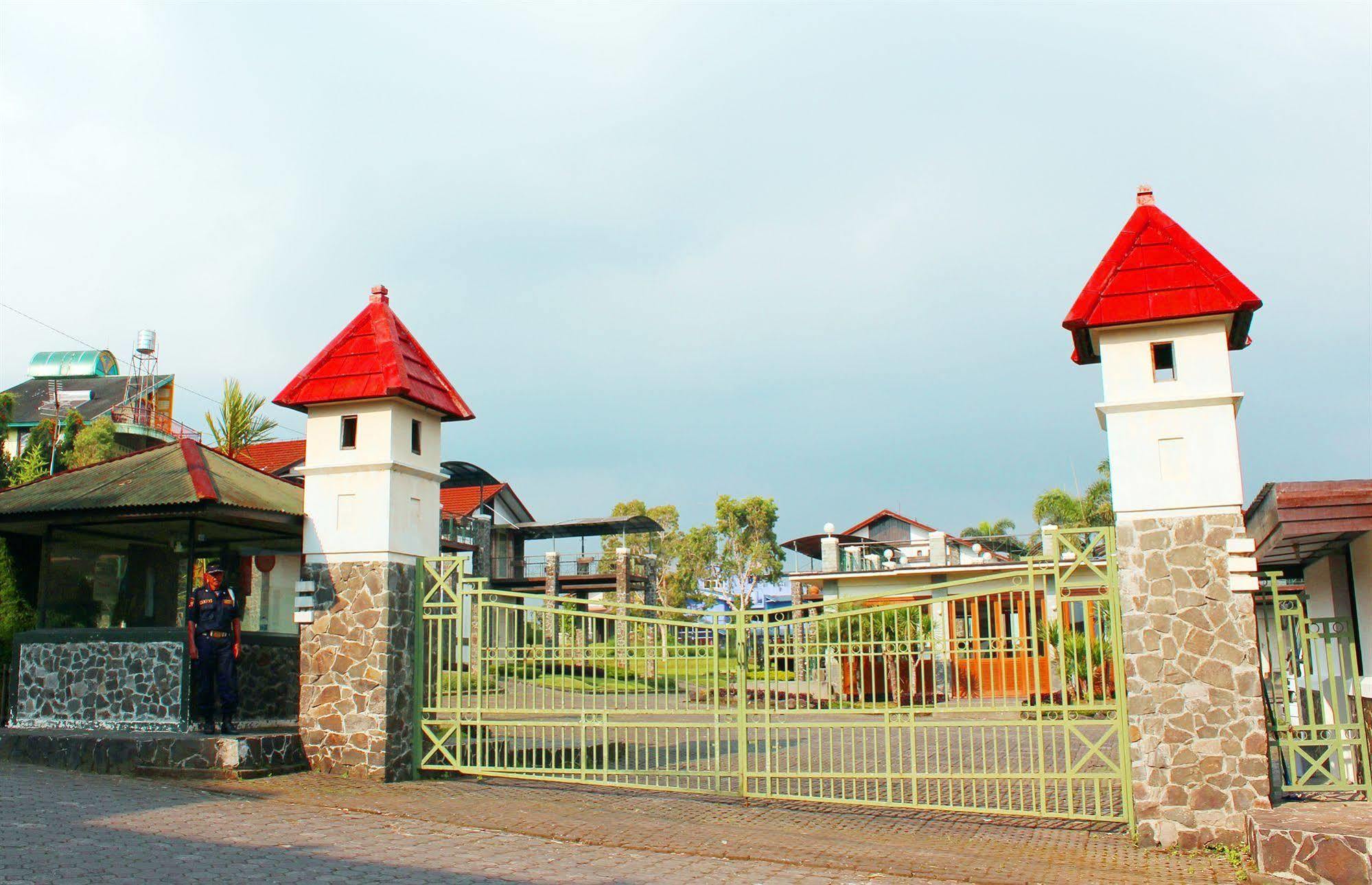Villa Istana Bunga Lembang Exterior photo
