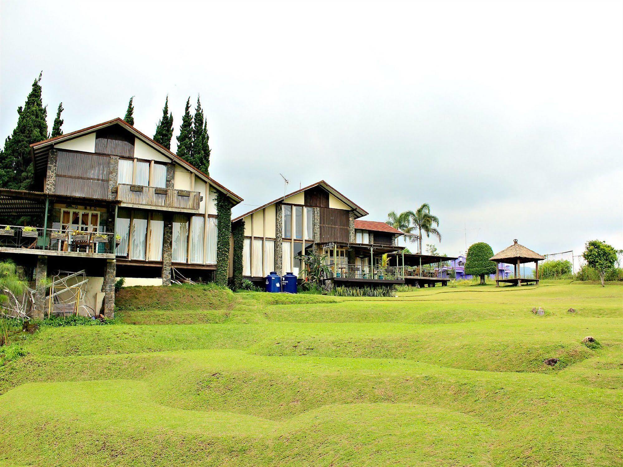 Villa Istana Bunga Lembang Exterior photo