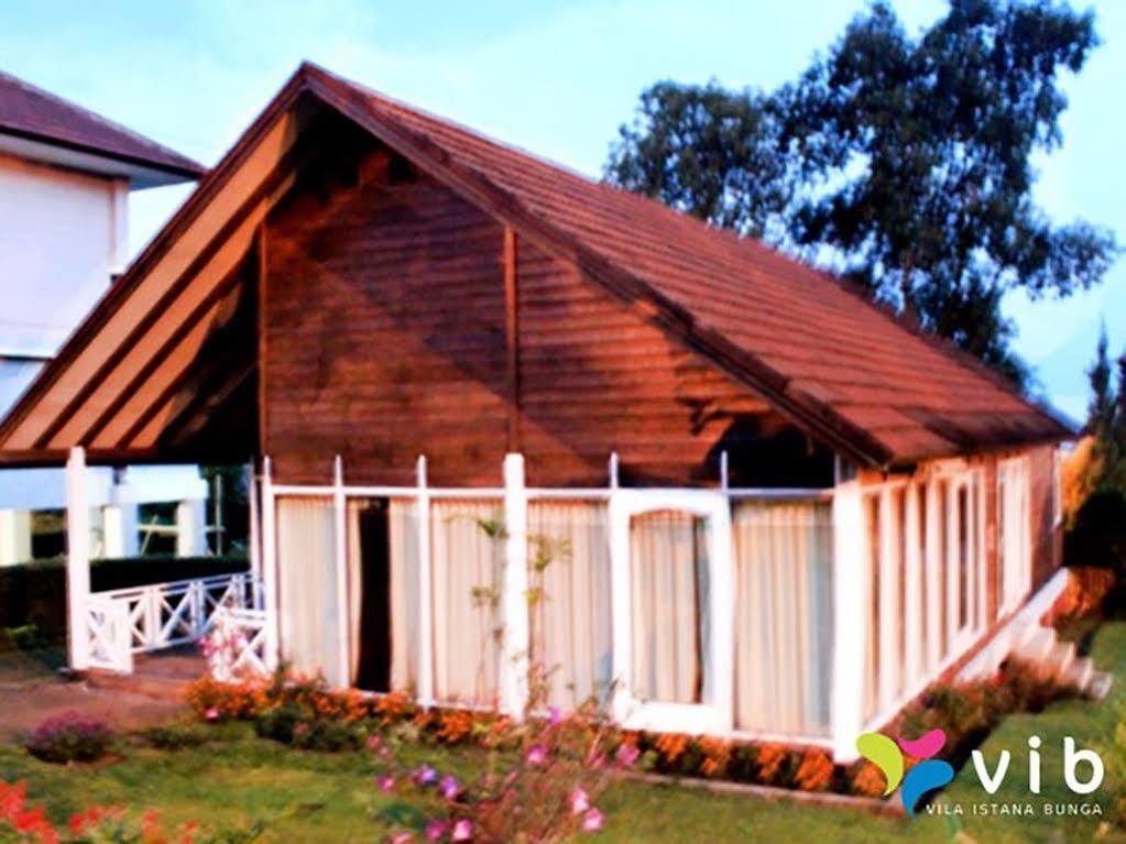 Villa Istana Bunga Lembang Exterior photo