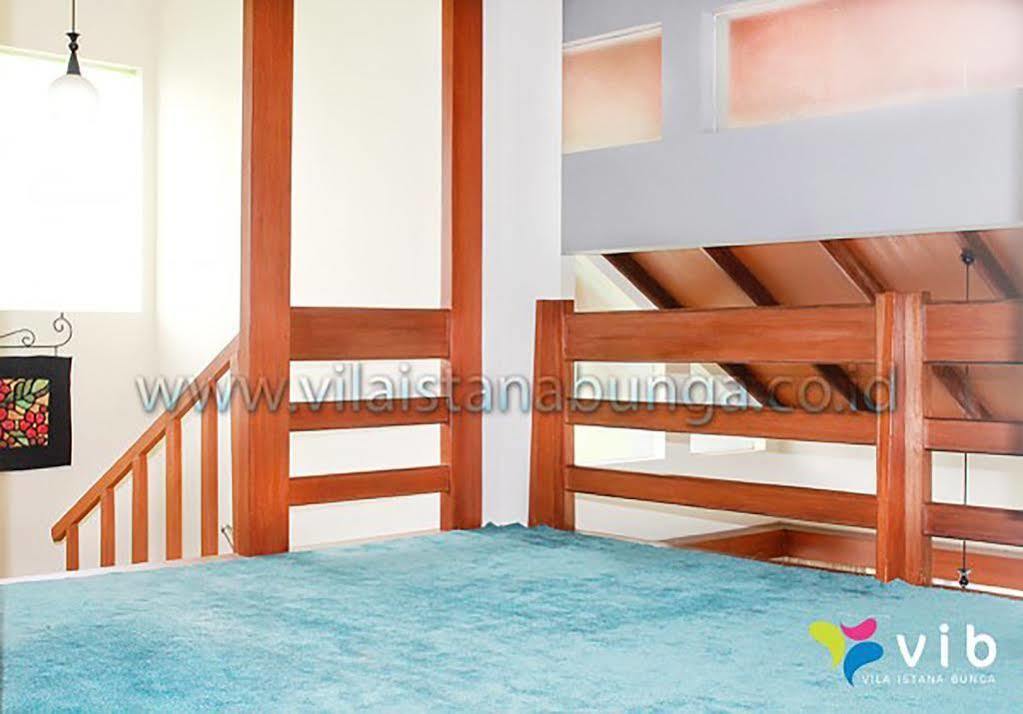 Villa Istana Bunga Lembang Exterior photo