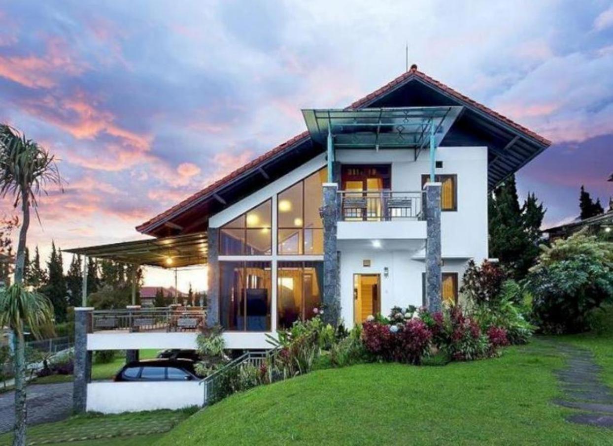 Villa Istana Bunga Lembang Exterior photo
