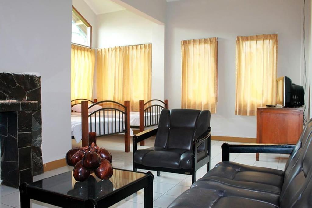 Villa Istana Bunga Lembang Exterior photo